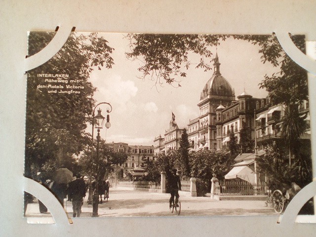 /Switzerland/CH_Place_1900-1949_INTERLAKEN Hoheweg mit den Hotels Victoria und Jungfrau.jpg